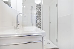 Een douche, een haardroger, handdoeken, zeep