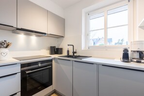 Een koelkast, een oven, een kookplaat, een vaatwasser