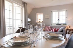 Unclassified image, 2 of 21, button