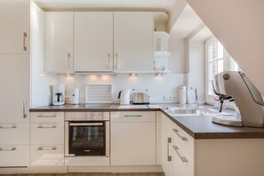 Fridge, oven, stovetop, dishwasher