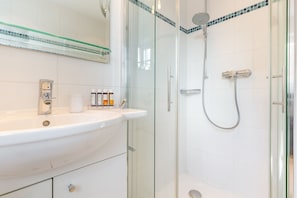 Dusche, kostenlose Toilettenartikel, Haartrockner, Handtücher