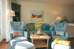 Televisie, een dvd-speler en een stereo