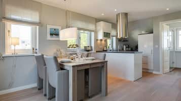 Een koelkast, een oven, een kookplaat, een vaatwasser