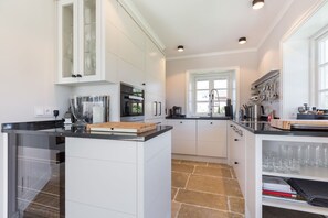 Fridge, microwave, oven, stovetop - Hüs Kjerte - Luxushausteil Unter Reet. Ca. 126 qm Nutzfläche für bis zu 6 Gäste im Eg/ug/og (Sylt)