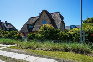 Exterior - Hüs Kjerte - Luxushausteil Unter Reet. Ca. 126 qm Nutzfläche für bis zu 6 Gäste im Eg/ug/og (Sylt)