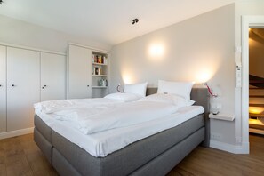 3 bedrooms, desk, iron/ironing board, WiFi - Hüs Kjerte - Luxushausteil Unter Reet. Ca. 126 qm Nutzfläche für bis zu 6 Gäste im Eg/ug/og (Sylt)