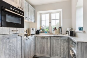 Refrigerador, parrilla de estufa, lavavajillas y cafetera y tetera 