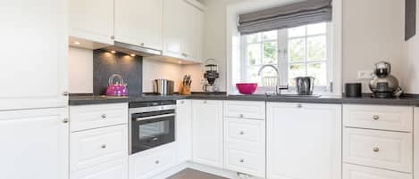 Een koelkast, een microgolfoven, een oven, een kookplaat