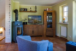 Televisie, een open haard, een dvd-speler en een stereo