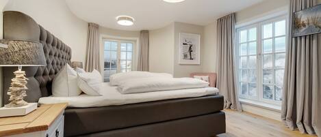 4 bedrooms, in-room safe, iron/ironing board, WiFi