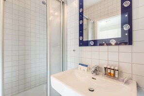 Shower, hair dryer, towels, soap - Atlantik, App. 10a - Helles Appartement im 1. Obergeschoss, ca. 29 qm Nutzfläche für 2 Personen (Wenningstedt-Braderup (Sylt))