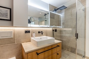 Een douche, een haardroger, handdoeken, zeep