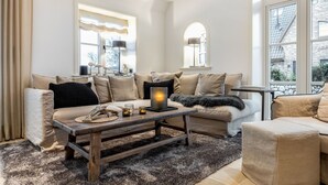 Ein gemütliches Wohnzimmer mit einer Couch, einem Couchtisch und einem Kamin.