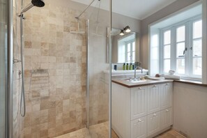 Shower, hair dryer, towels, soap - Strand-hues - Lifestyle Unter Reet, Strand & Meer um die Ecke (Wenningstedt-Braderup (Sylt))