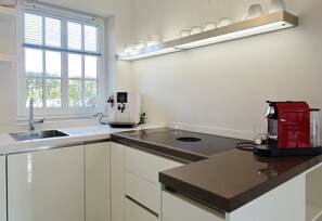 Fridge, stovetop, dishwasher, coffee/tea maker - Landhaus Feldgasse, App. 4 - End-appartement im Erd- und Untergeschoss mit ca. 98 qm Nutzfläche (Wenningstedt-Braderup (Sylt))