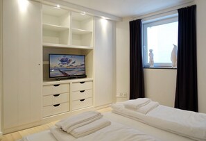 2 chambres, coffres-forts dans les chambres, fer et planche à repasser