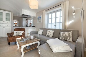 Télévision, cheminée, chaîne hi-fi