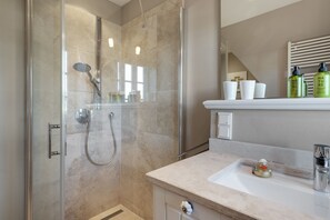 Dusche, Haartrockner, Handtücher, Seife