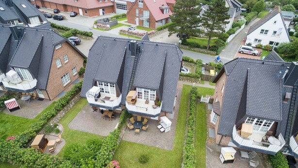 Un quartier résidentiel avec des maisons modernes dotées de balcons attenants et d’espaces extérieurs aménagés pour se détendre.