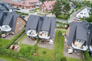 Een woonwijk met moderne huizen, voorzien van balkons en buitenplaatsen.
