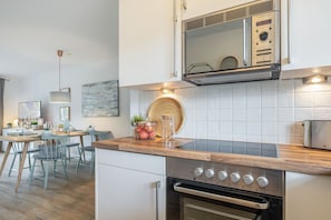 Wasserkocher mit Kaffee-/Teezubehör, Kühlschrank, Mikrowelle, Ofen