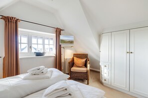 2 bedrooms, iron/ironing board, WiFi, bed sheets - Carolin, App. 3, OG Links - Luxus mit Flair für bis zu 4 Personen auf 64m² in Wenningstedt (Wenningstedt-Braderup (Sylt))