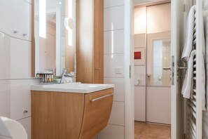 Dusche, Haartrockner, Handtücher, Seife