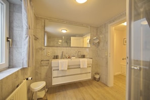 Douche, articles de toilette gratuits, sĂšche-cheveux