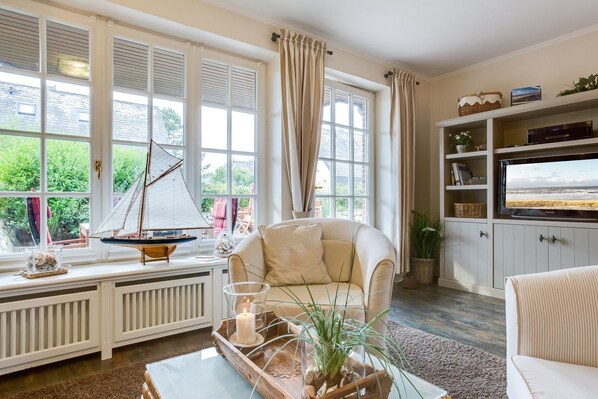 Fernseher, DVD-Player, Stereoanlage