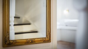 A mirror with an ornate gold frame reflecting a staircase. - Landhaus Normannenweg, App. 4D - In Zentraler und Ruhiger Lage Gelegenes 3-raum Appartement im OG- (Wenningstedt-Braderup (Sylt))