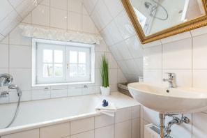 Dusche, Haartrockner, Handtücher, Seife