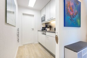 Réfrigérateur, surface de cuisson, lave-vaisselle, cafetière-théière