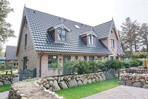 Unclassified image, 4 of 41, button