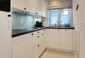 Geladeira, cooktop, lava-louças, cafeteira/chaleira