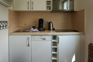 Fridge, microwave, stovetop, dishwasher - Westerbrise, App. 4 Lighthouse - Ein Besonderes Hideaway. In Top-lage Wenningstedts, Zwischen (Wenningstedt-Braderup (Sylt))