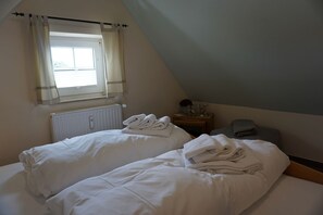 1 bedroom, iron/ironing board, WiFi, bed sheets - Westerbrise, App. 4 Lighthouse - Ein Besonderes Hideaway. In Top-lage Wenningstedts, Zwischen (Wenningstedt-Braderup (Sylt))