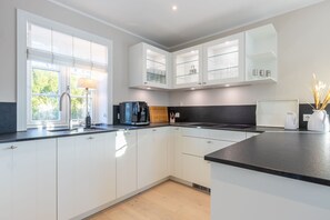 Køleskab, mikrobølgeovn, ovn, kogeplade