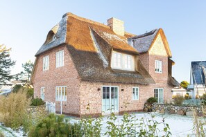 Exterior - Düne 22 Hausteil 2 - Hausteil Unter Reet im Eg/ug/og ca. 183 m² Nutzfläche,2 Parkplätze (Wenningstedt-Braderup (Sylt))