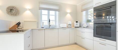 ثلاجة، ميكروويف، فرن، موقد طهي مسطح