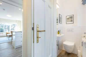 Een douche, een haardroger, handdoeken, zeep