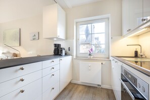 Réfrigérateur, un four, surface de cuisson, lave-vaisselle