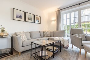 Televisie, een dvd-speler en een stereo