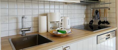 Geladeira, micro-ondas, cooktop, lava-louças