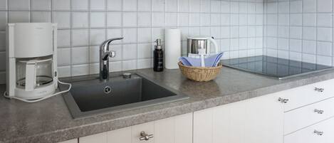 Coffee/tea maker, fridge, microwave, stovetop