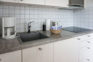 Coffee/tea maker, fridge, microwave, stovetop