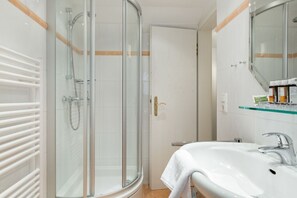 Dusche, Haartrockner, Handtücher, Seife
