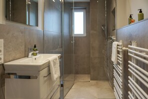 Dusche, kostenlose Toilettenartikel, Haartrockner, Handtücher