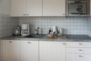 Coffee/tea maker, fridge, microwave, stovetop