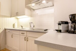 Geladeira, cooktop, lava-louças, cafeteira/chaleira