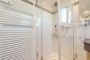 Dusche, Haartrockner, Handtücher, Seife